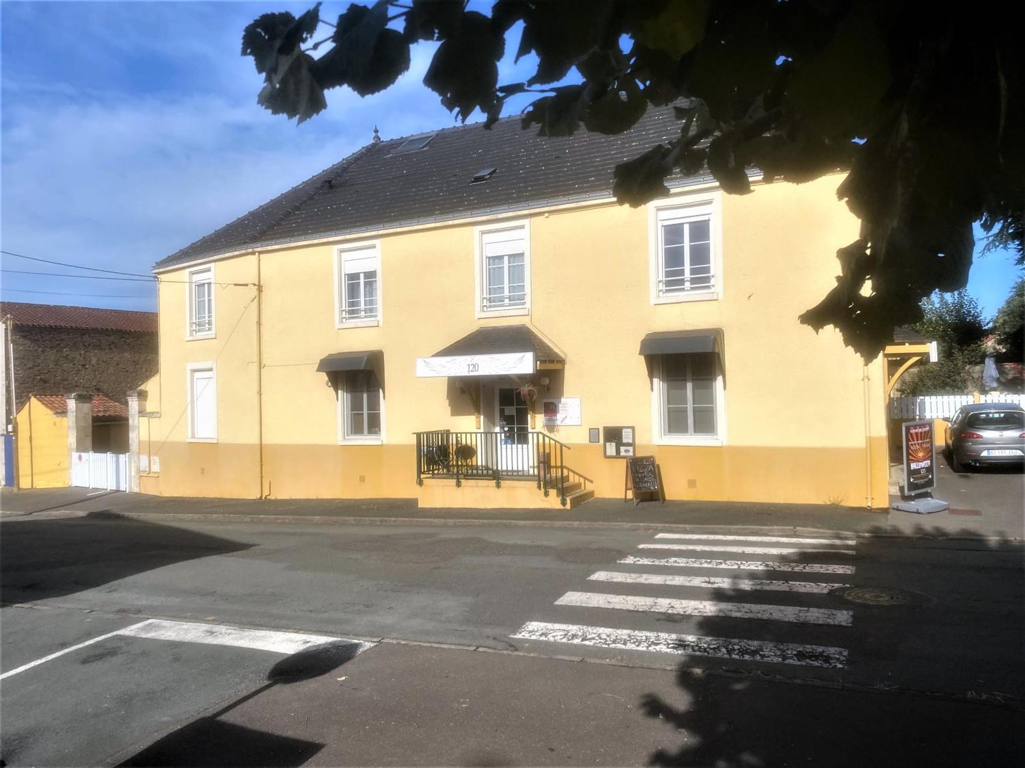 Le 120 - Groupe Logis Hotels - Ex Auberge La Terrasse La Chataigneraie  ภายนอก รูปภาพ