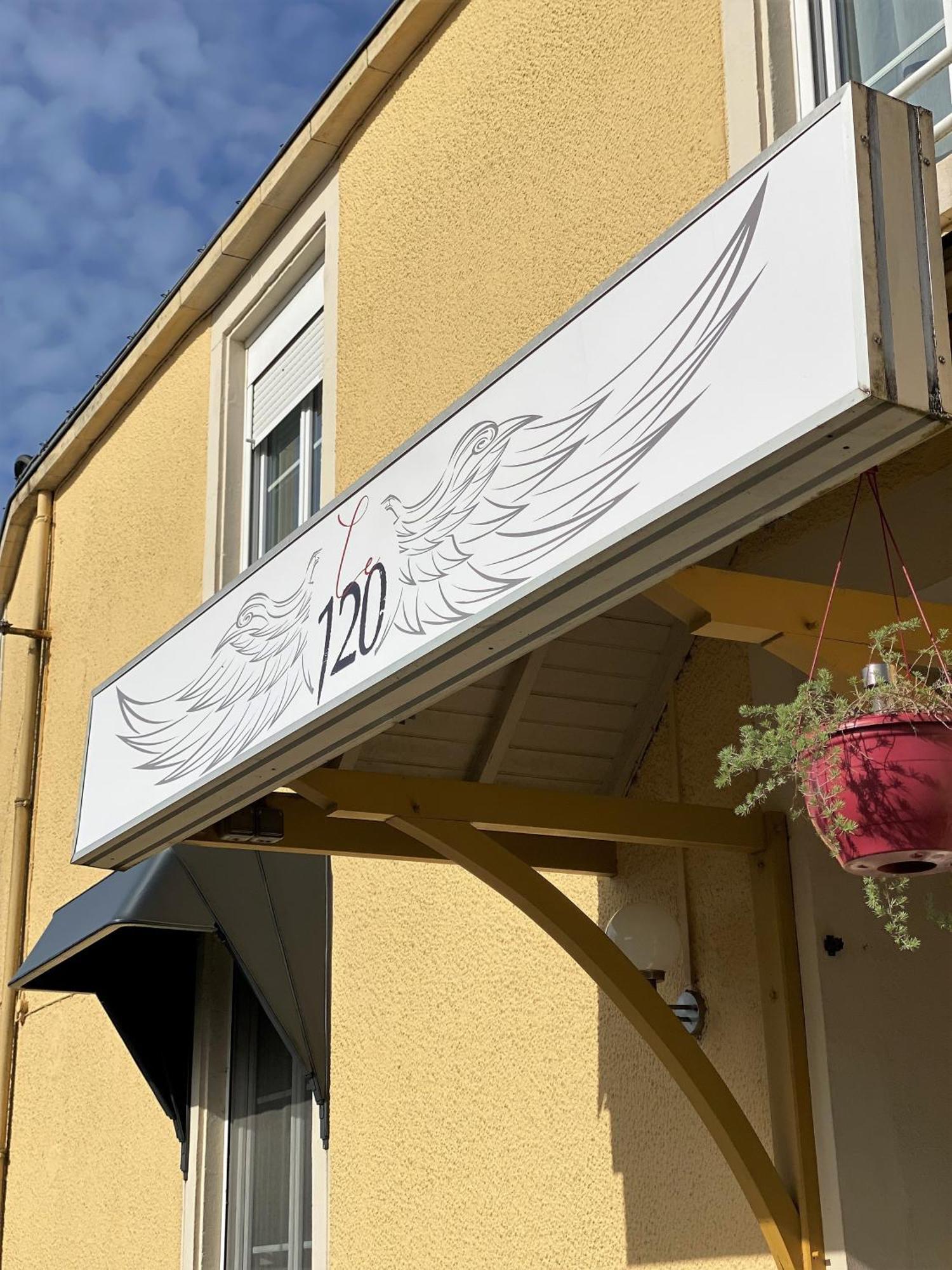 Le 120 - Groupe Logis Hotels - Ex Auberge La Terrasse La Chataigneraie  ภายนอก รูปภาพ