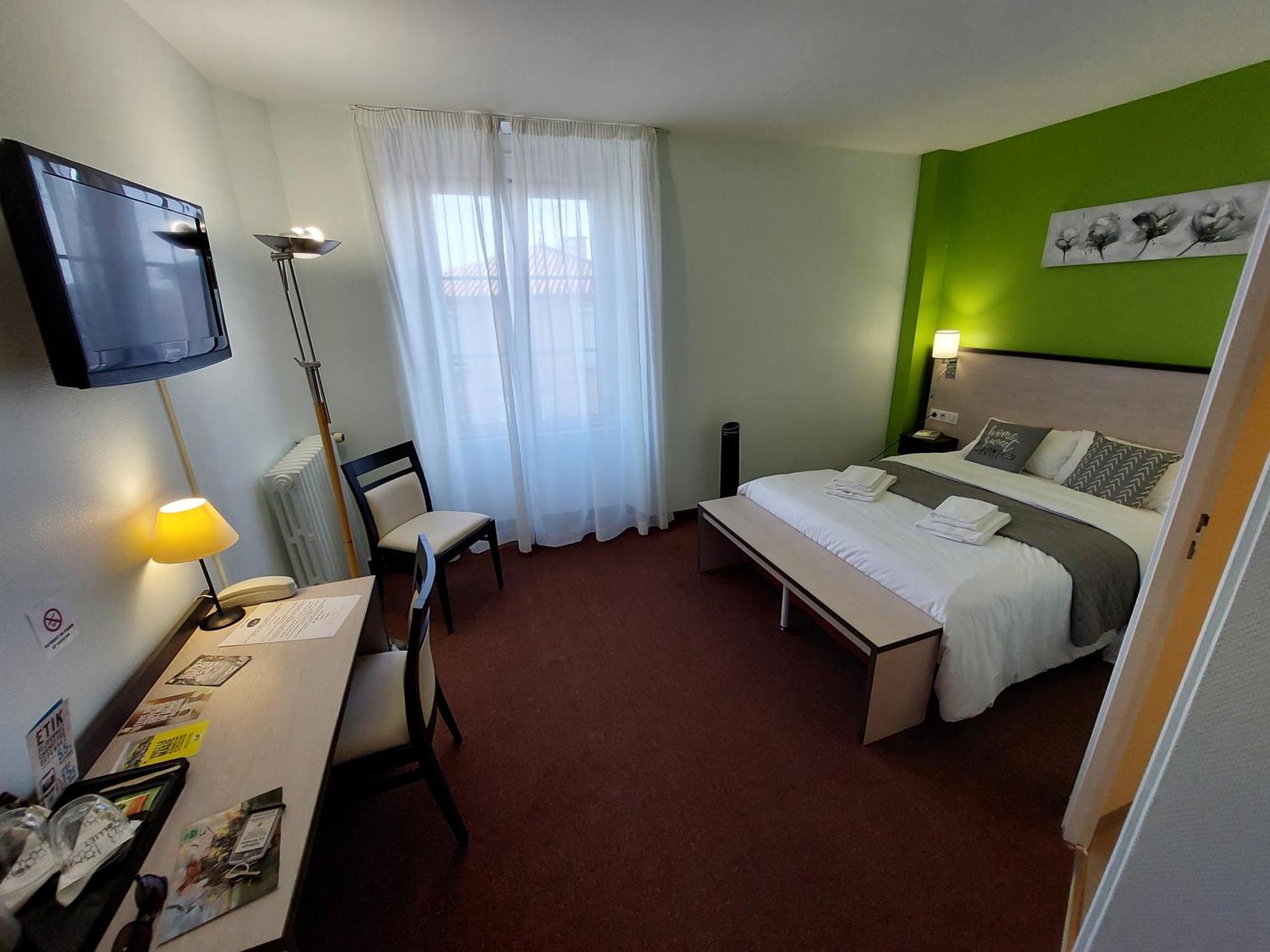 Le 120 - Groupe Logis Hotels - Ex Auberge La Terrasse La Chataigneraie  ภายนอก รูปภาพ